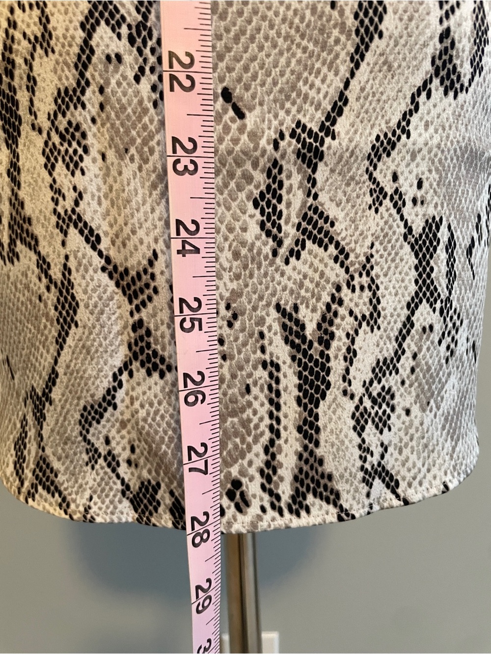 Express Snake Print V-Neck Short Sleeve Top - Gray/Black - Picture 5 of 10